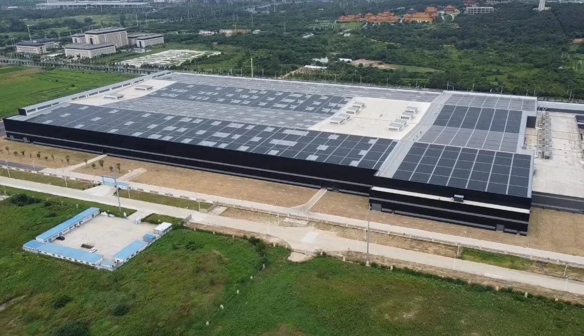 让我们追随新华社，去看看玻璃会发电的奥秘吧！