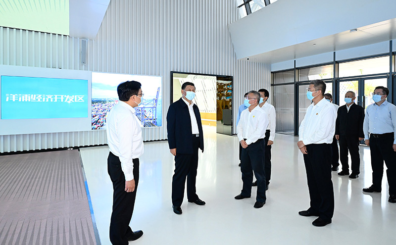 4月10日至13日，中共中央总书记、国度主席、中央军委主席习近平在海南调查。这是12日上午，习近平在崖裢翻济开发区调查。新华社记者 李学仁 摄